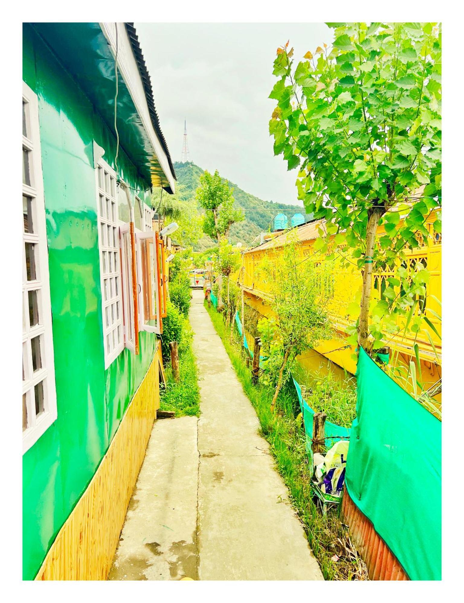 Backyard Stays With Dal Lake View Srīnagar Eksteriør bilde